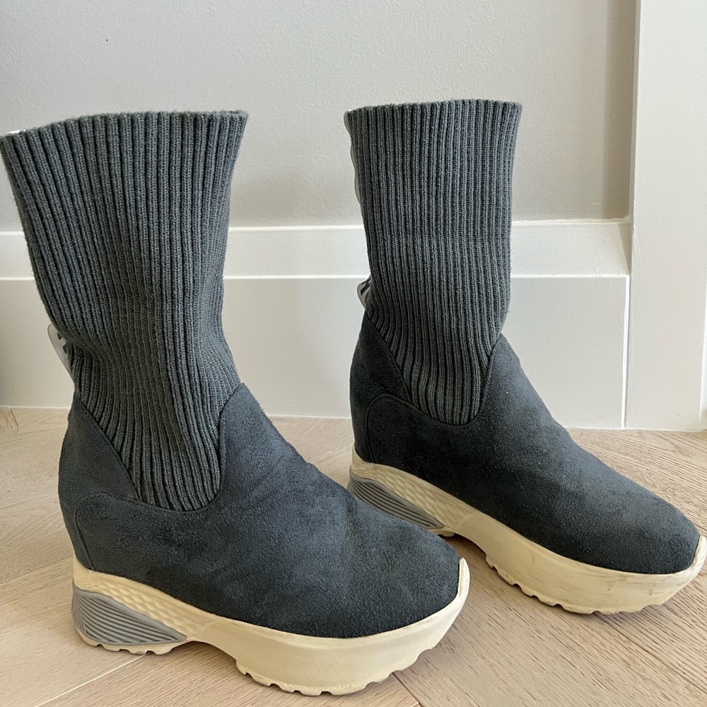 Gray Ribbed Knit Boots - Picture 5 of 5